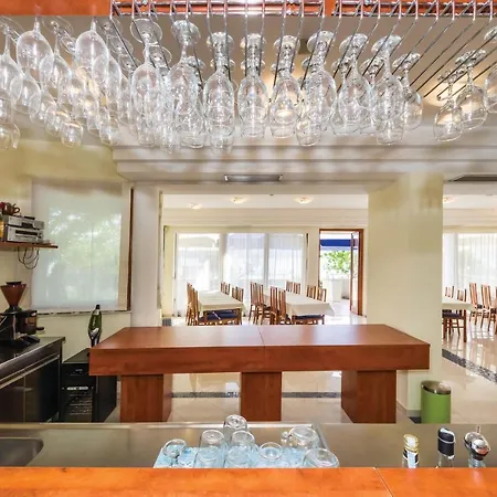 Fourteen-bedroom Holiday In Sveti Petar