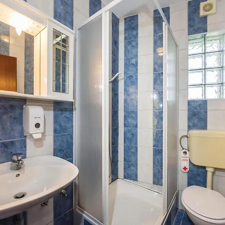 Fourteen-bedroom Holiday In Sveti Petar