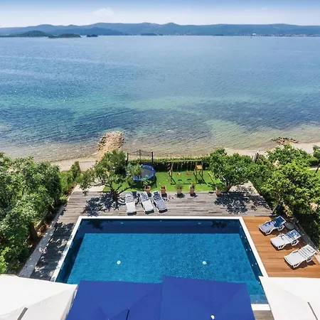 Fourteen-bedroom Holiday In Sveti Petar *