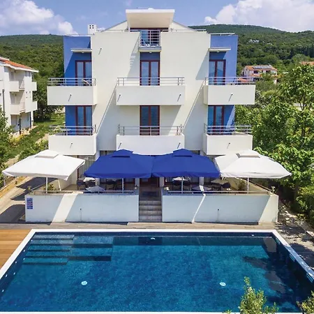 Fourteen-bedroom Holiday In Sveti Petar