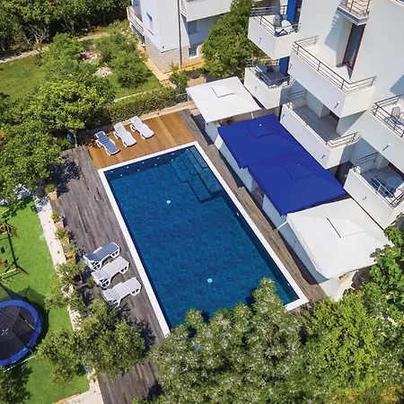 Fourteen-bedroom Holiday In Sveti Petar Nyaraló