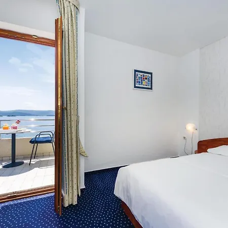 Fourteen-bedroom Holiday In Sveti Petar
