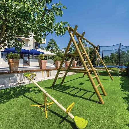 Fourteen-bedroom Holiday In Sveti Petar *